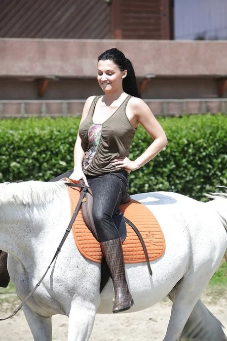 Aletta Ocean - Порнозвезда Алетта Оушен катается на лошади на открытом воздухе в очках