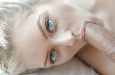 Alli Rae - Грудастая молодая блондинка Элли Рей отсасывает большой член и кончает в финале