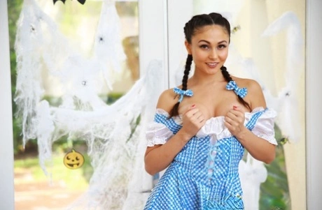 Ariana Marie - Девушка-одиночка Ариана Мари освобождает свои сиськи и пизду от своего швейцарского костюма для косплея
