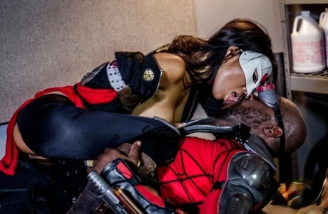 Asa Akira - Азиатка в маске Аса Акира трахается с черным чуваком в байкерской одежде