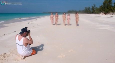 Terry Nova, Lorna Morgan, Gianna Rossi, Christy Marks, Angela White, Gianna Michaels - Горячие милф-женщины снимают бикини, обнажая большие сиськи на пляже