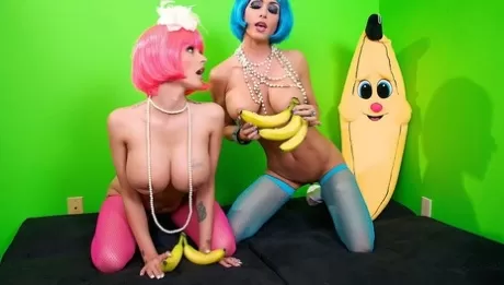 Jessica Jaymes, Joslyn James - Порнозвезды Джослин Джеймс и Джессика Джеймс засовывают бананы в пизды и жопы