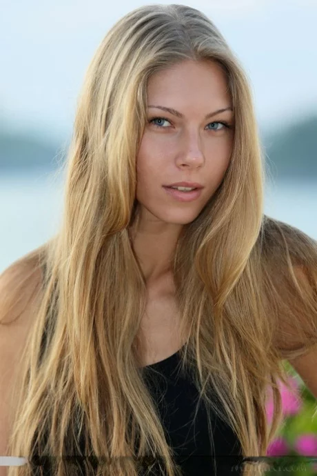 Krystal Boyd - Гламурная блондинка Кэтрин А выставляет напоказ маленькие подростковые сиськи на открытом воздухе