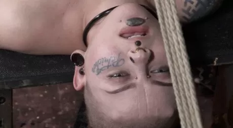 Luna Lavey, London River - Над девушкой с пирсингом и татуировками работает женщина, пока она находится в рабстве