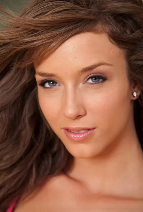 Malena Morgan - Гламурная девушка Малена Морган демонстрирует свою бритую пизду во время снятия нижнего белья