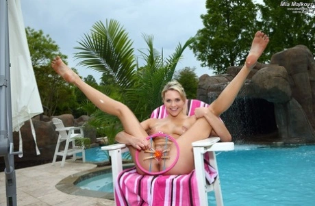 Mia Malkova - Симпатичная блондинка-любительница Миа Малкова снимает бикини и раздвигает киску у бассейна