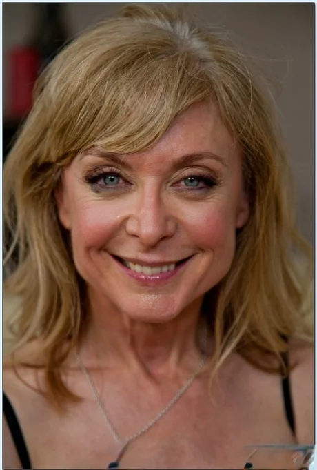 Dane Cross, Nina Hartley - Великолепная мамочка Нина Хартли показывает свои сиськи после минета и занимается сексом