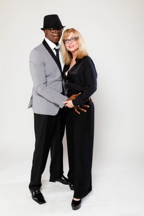 Nina Hartley, Sean Michaels - Знаменитая порнозвезда Нина Хартли позирует обнаженной с порнозвездой мужского пола Шоном Майклзом