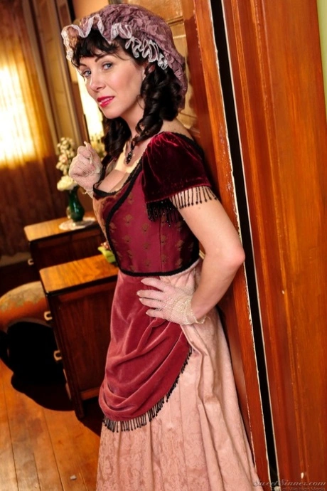 RayVeness - Горячая зрелая брюнетка Рэйвенс демонстрирует сексуальное декольте в средневековом костюме