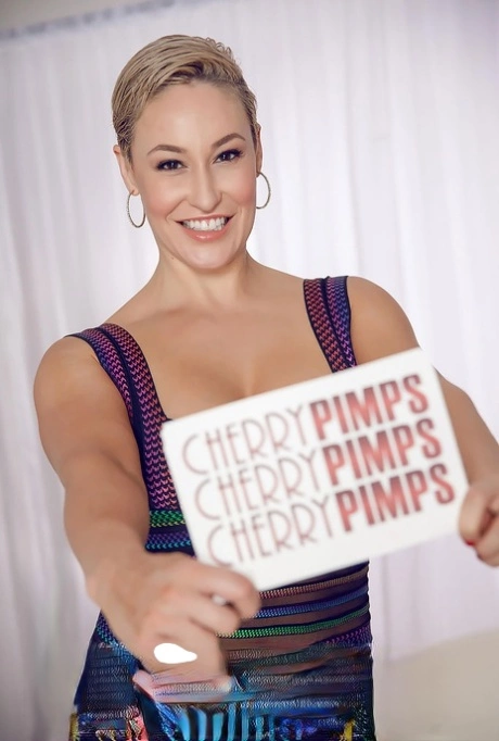 Isabelle Deltore, Ryan Keely - Одетые порнозвезды Изабель Дельторе и Райан Кили рекламируют Cherry Pimps