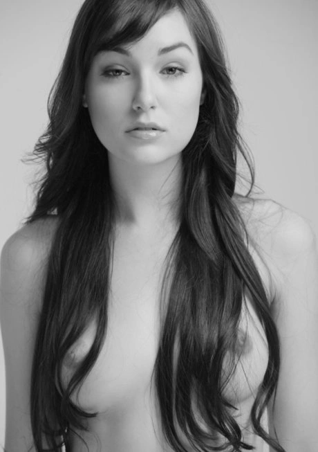 Sasha Grey - Красивая брюнетка-модель выставляет напоказ свои идеальные сиськи, когда она ходит топлесс