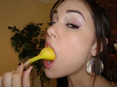 Sasha Grey - Сексуальная красотка в чулках Саша Грей показывает свое изящное тело и киску