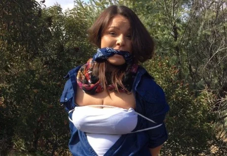 Sofia Lee - Полностью одетый толстяк расколот, с кляпом во рту и связанный веревкой в заросшем кустарником лесу
