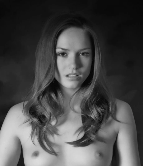 Tori Black - Соло-девушка Тори Блэк моделирует на публике, прежде чем раздеться дома